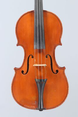 un vieux violon avec un archet sur fond blanc