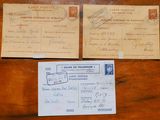 deux vieilles cartes postales posées l'une à côté de l'autre sur une table en bois