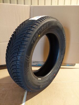 un pneu posé par terre devant une boîte