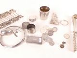 beaucoup d'objets en argent posés sur une table