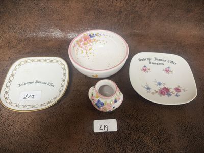 trois assiettes, un bol et une tasse posés sur une table