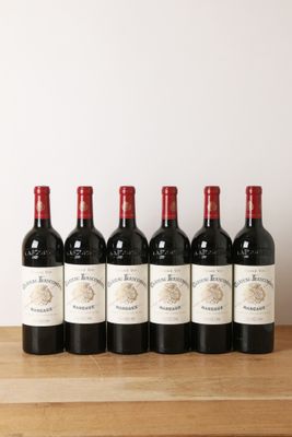 six bouteilles de vin rouge alignées sur une table en bois