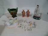 beaucoup de figurines qui se trouvent sur la table