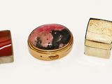 plusieurs types de bijoux sont présentés sur une surface blanche
