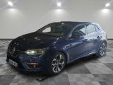 une voiture bleue est garée dans une pièce au sol à carreaux