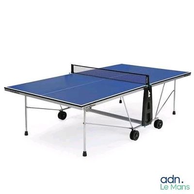La table de ping-pong a un plateau bleu et des pieds noirs.