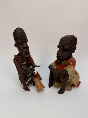 paire de figurines africaines représentant un homme et une femme assis sur une chaise