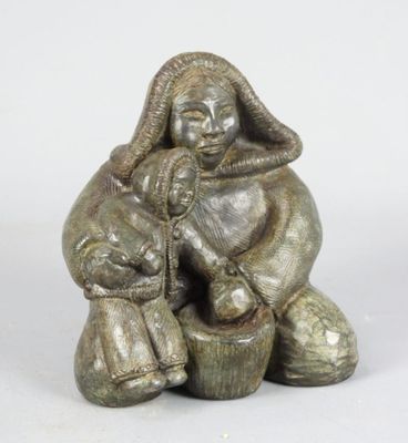 l'image d'une statue de femme assise sur un rocher