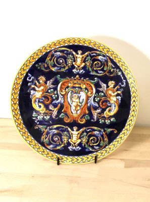 une assiette ornée d'un motif posée sur une table