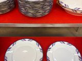 plusieurs assiettes et bols sur une étagère dans un magasin