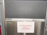un réfrigérateur sur lequel est accrochée une affiche, dans une pièce