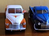 plusieurs petites voitures sont alignées sur une table
