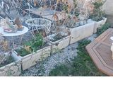 vue sur un jardin depuis une fenêtre d'une maison