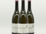 trois bouteilles de vin blanc posées sur une table