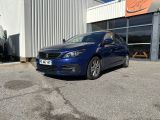 une voiture bleue garée devant un bâtiment