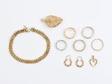 un assortiment de bagues, de bracelets et de bagues sur un fond blanc