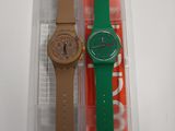 deux montres posées dans un étui en plastique sur une table