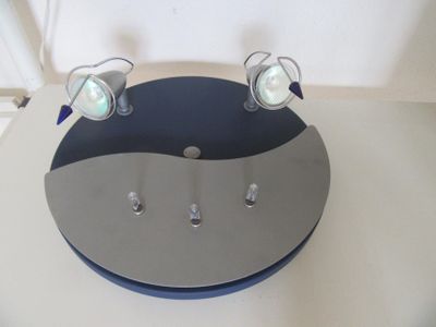 deux lampes posées sur une table