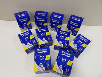 un lot de tubes de dentifrice bleus posés sur une table