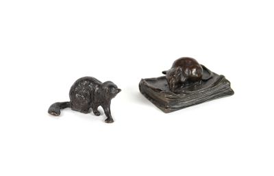 deux figurines d'animaux posées sur un livre