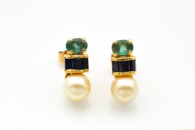 Paire de boucles d’oreilles en or jaune (750 millièmes) sert…