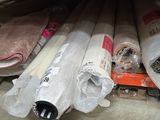 de nombreux rouleaux de plastique sur une étagère dans un entrepôt