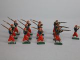 sept figurines de soldats en uniforme rouge, armés de lances et d'épées