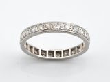 gros plan d'une bague en diamant sur fond blanc