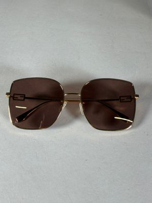 des lunettes de soleil posées sur une table blanche, sur fond blanc