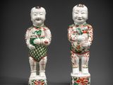 paire de figurines en porcelaine chinoise représentant un garçon et une fille
