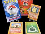Plusieurs cartes Pokémon sont exposées sur un fond noir.