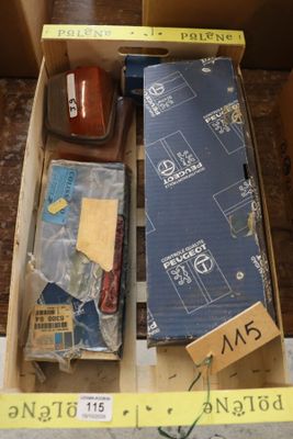 une boîte contenant une cravate et d'autres objets