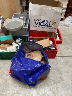 de nombreux cartons d'objets posés à même le sol