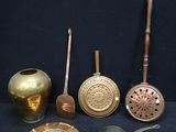 un grand nombre d'objets différents posés sur une table
