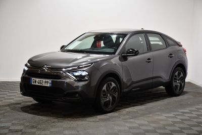 Le nouveau SUV Toyota C-HR est garé dans un showroom