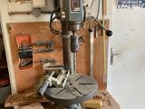 une perceuse posée sur une table dans un garage
