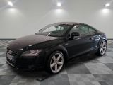 une image d'une voiture audi noire dans une salle d'exposition
