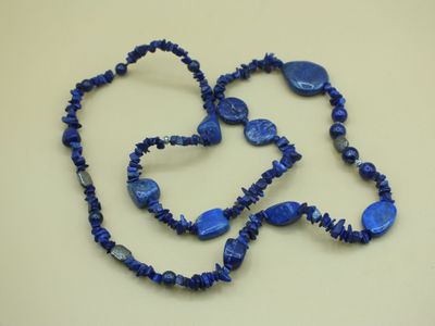 Sautoir en lapis lazuli et métal blanc