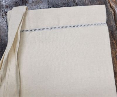 un gros plan sur un morceau de tissu posé sur une table en bois