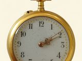 une montre de poche en or avec un cadran blanc sur fond blanc