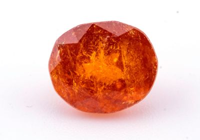 un losange orange sur une surface blanche, avec un fond blanc