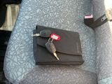 un siège auto contenant une clé et muni d'un coussin fixé à l'arrière du siège