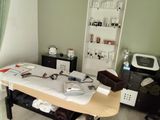 une table avec beaucoup d'objets dans une pièce