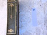 un livre posé sur une table à côté d'un livre
