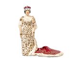 une figurine représentant une femme vêtue d'une robe à imprimé léopard