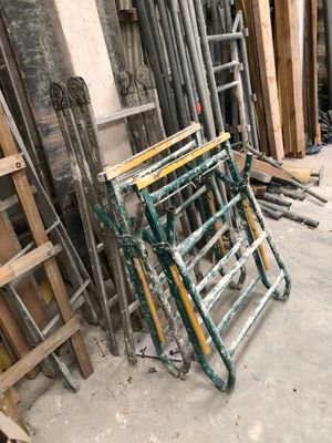 un tas de vieilles échelles en bois posées dans une pièce