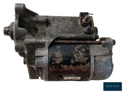 un gros plan d'un moteur sur fond blanc, présentant des traces de rouille