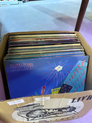 une boîte en carton remplie de disques, posée sur une table