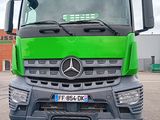 un camion vert garé sur un parking
