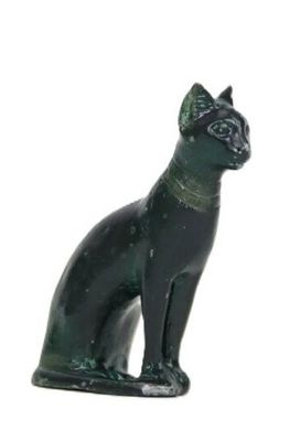 une statue de chat noir posée sur une surface blanche
